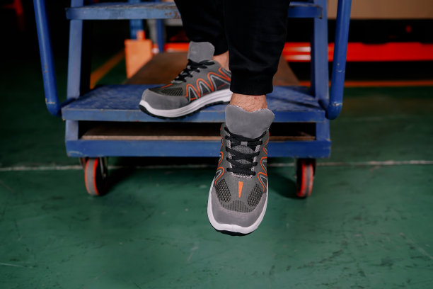 一个工人正从楼梯上下来图片下载