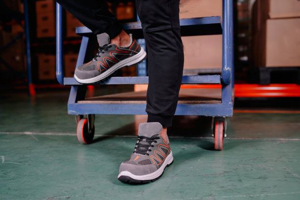 一个工人正从楼梯上下来图片下载