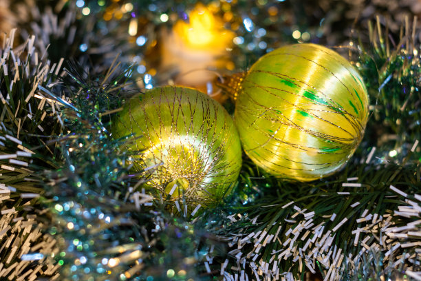 圣诞装饰与点亮的树在背景，复制空间图片下载
