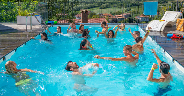 朋友们在泳池派对上玩得很开心图片下载