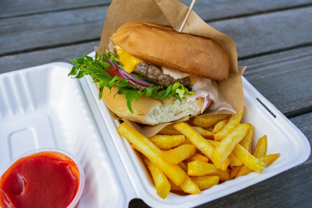街头小吃，薯条烤汉堡，木桌上的食物，特写照片。图片下载