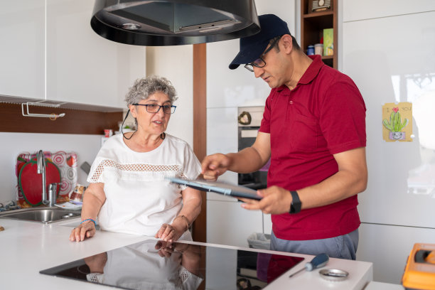更换厨房油烟机过滤器图片下载