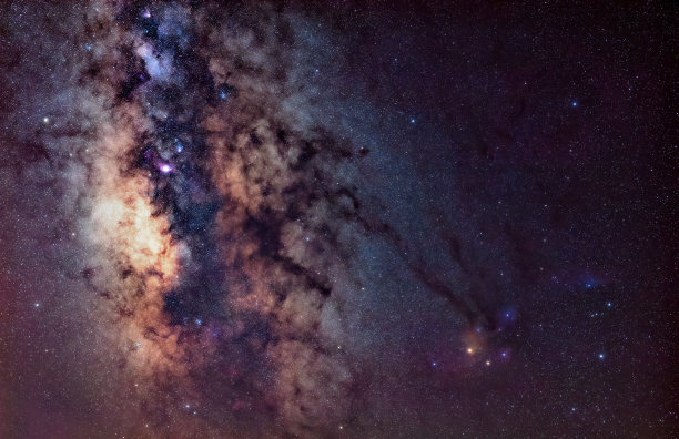 从遥远的黑暗地点拍摄的银河系恒星的广角照片。图片下载