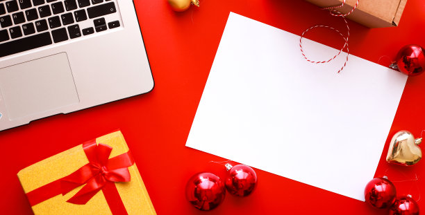 横幅平平地圣诞购物。白色宣传单、购物清单模型。笼子里的笔记本图片下载