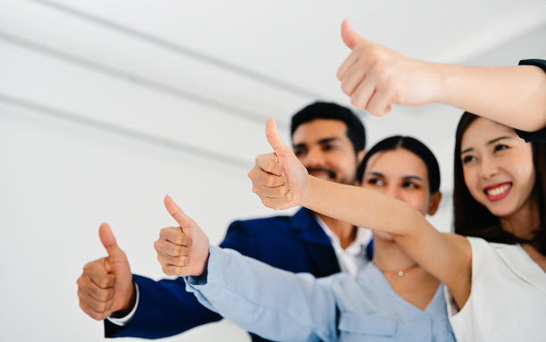 员工团队在办公室的成功姿态。新的创业办公室。员工创业公司会议。高质量照片图片下载