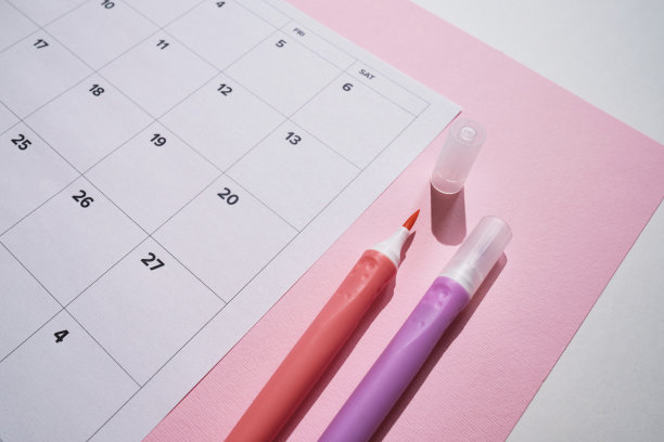 每月的日历。纸上有日期的日历。天计划。周、月、年的时间表。现代的组织者。业务日记。截止日期提醒。日常活动管理。模板和网格图片下载