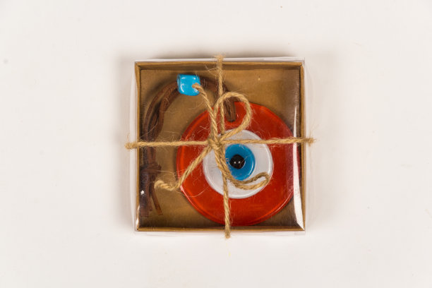 玻璃邪恶的眼睛符号在白色背景的一个盒子。土耳其传统护身符。图片下载