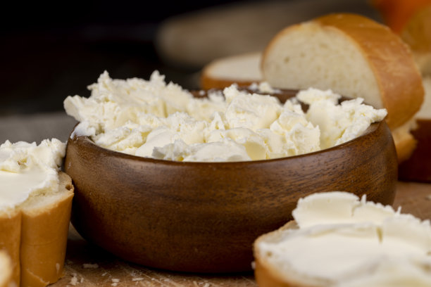 新鲜软奶酪用于烹饪不同类型的食物图片下载