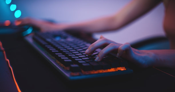 亚洲年轻的电子竞技女性玩家在PC上玩网络游戏图片下载