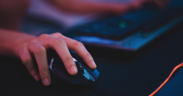 亚洲年轻的电子竞技女性玩家在PC上玩网络游戏图片下载