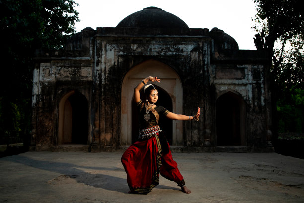 印度女子奥黛西舞者表演古典舞蹈形式。Orissi跳舞。印度的艺术和文化。图片下载