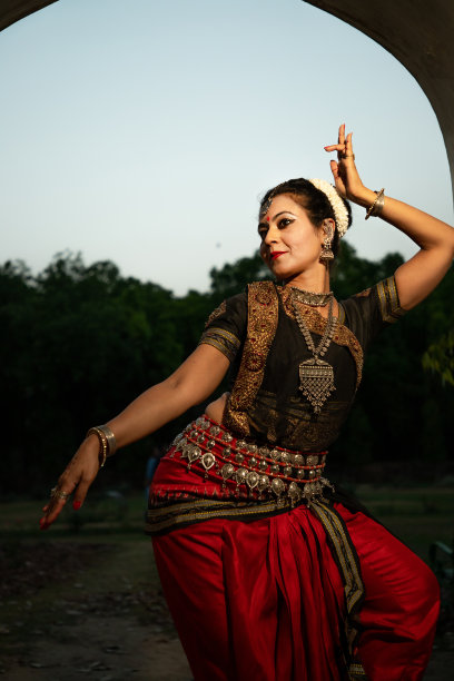 印度女子奥黛西舞者表演古典舞蹈形式。Orissi跳舞。印度的艺术和文化。图片下载