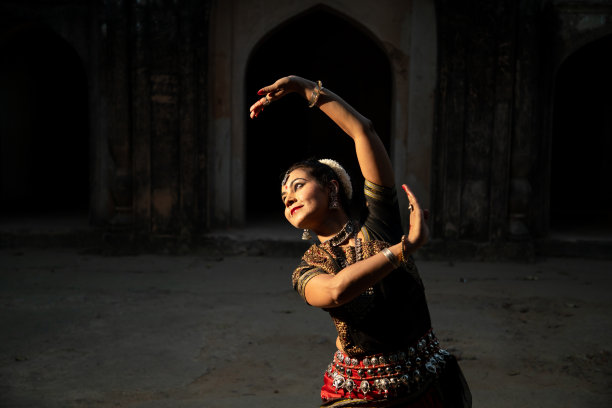 印度女子奥黛西舞者表演古典舞蹈形式。Orissi跳舞。印度的艺术和文化。图片下载