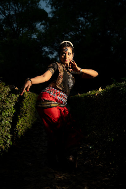 印度女子奥黛西舞者表演古典舞蹈形式。Orissi跳舞。印度的艺术和文化。图片下载