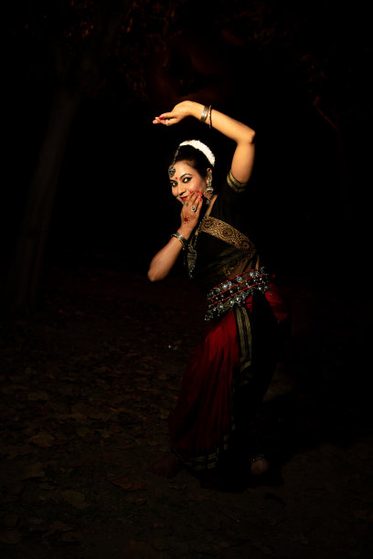 印度女子奥黛西舞者表演古典舞蹈形式。Orissi跳舞。印度的艺术和文化。图片下载