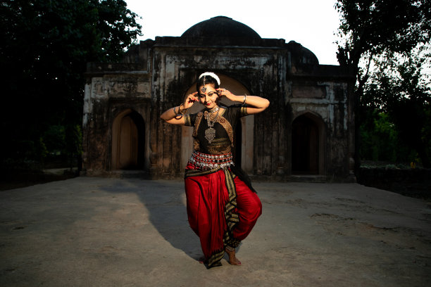 印度女子奥黛西舞者表演古典舞蹈形式。Orissi跳舞。印度的艺术和文化。图片下载