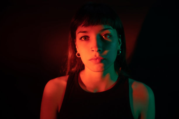 霓虹灯照亮的年轻女子肖像图片下载