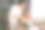 男员工向一位快乐的女雇主展示了一份积极的报告图片下载