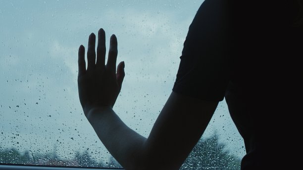 这个女孩精神崩溃了。他用拳头猛敲窗户。图片下载