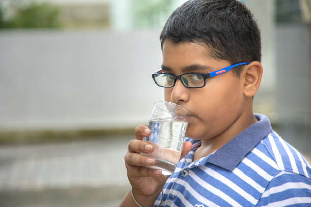 男孩从玻璃杯里喝淡水图片下载