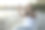年轻的黑发女郎在海滨公园自拍图片下载
