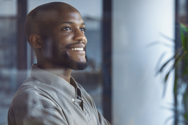 机会的一瞥:一个商人的窗口反射图片下载