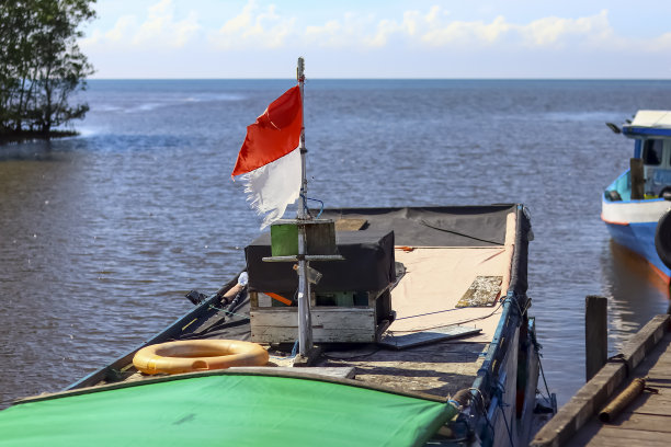上午，Kenyamukan海滩全景。图片下载