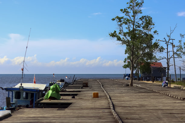 上午，Kenyamukan海滩全景。图片下载