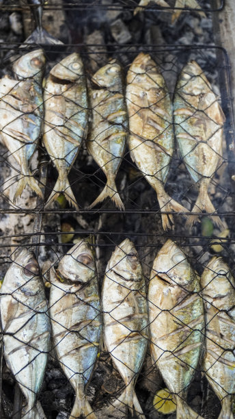 烤鱼:烟熏、鲜嫩、美味。一道美味的海鲜大餐。图片下载