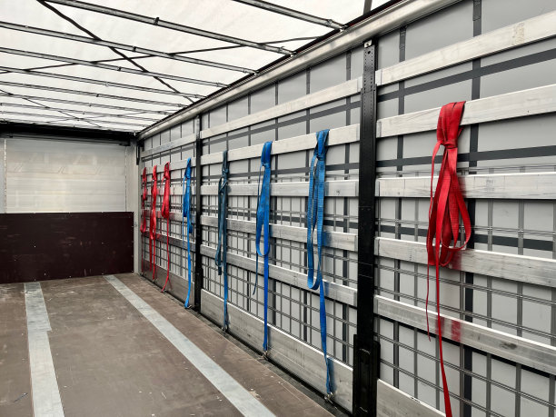 半挂车内部视图。用于固定负载的扎带挂在铝板侧面图片下载