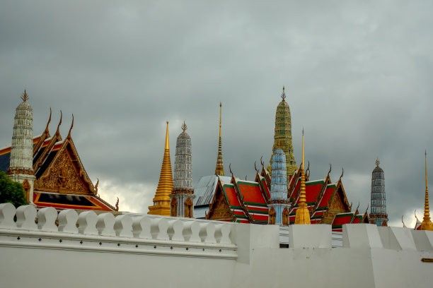 曼谷大皇宫和玉佛寺在阴天的景色是泰国最受欢迎的旅游景点之一。图片下载