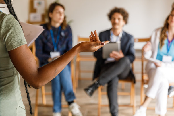 一位女商人为一群形形色色的商界人士举办研讨会图片下载