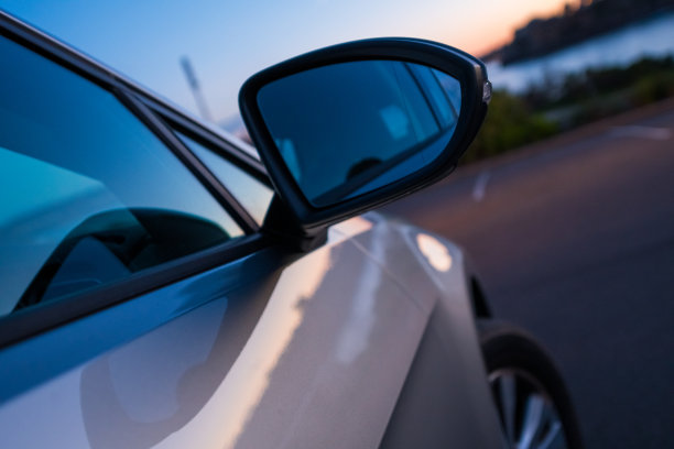 现代汽车侧后视镜的图像图片下载