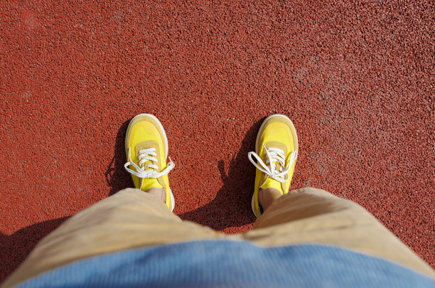 站在人行道上的人图片下载