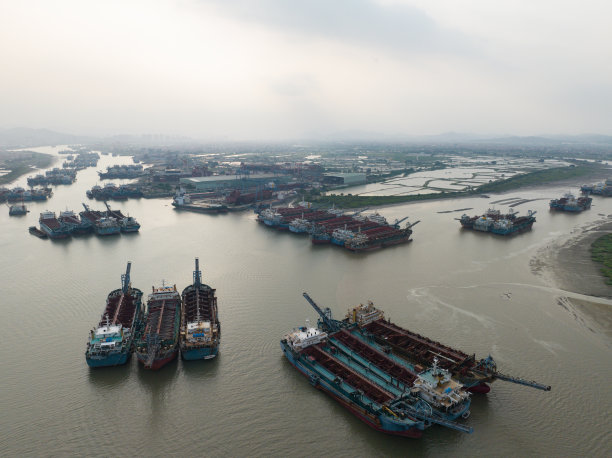 远洋运输船在河中航行图片下载