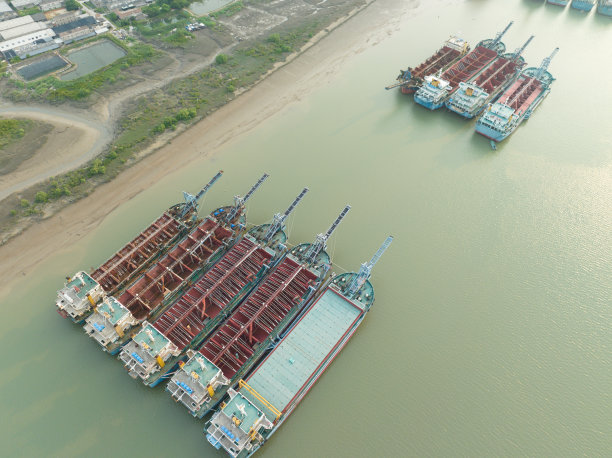 货船停泊在河中图片下载