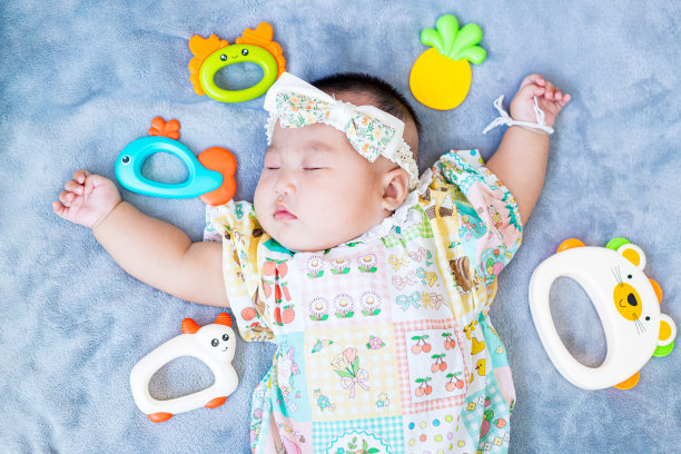 1-6个月大的小女孩穿着可爱的衣服。头上戴着蝴蝶结图片下载