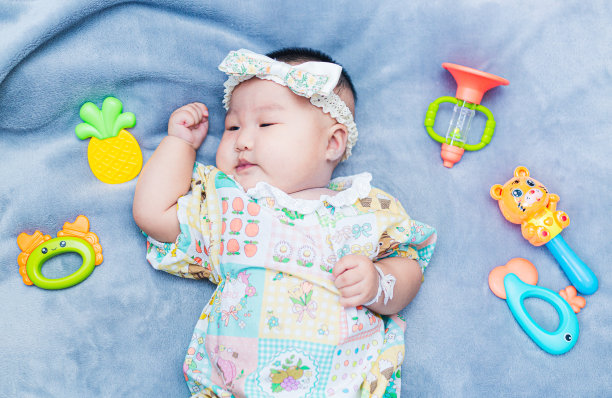 1-6个月大的小女孩穿着可爱的衣服。头上戴着蝴蝶结图片下载