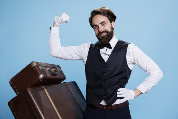 侍者炫耀他的手臂肌肉图片下载