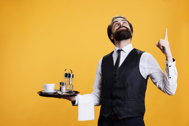 拿着餐盘的管家指指点点图片下载