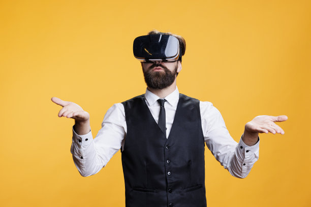 开朗的人管家在相机上使用vr图片下载