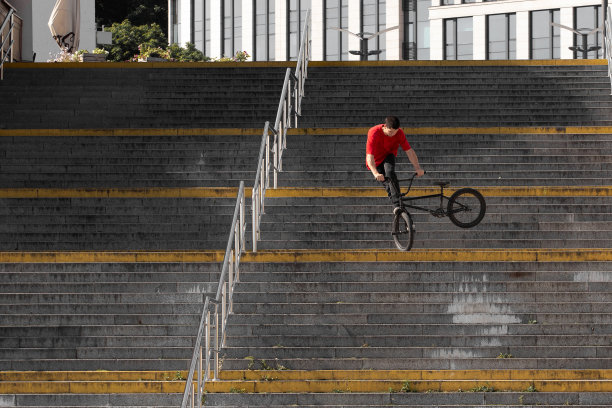 小轮车车手表演技巧图片下载