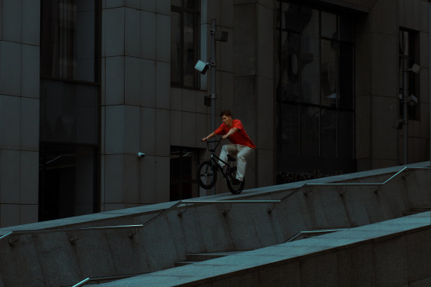 乌克兰小轮车骑手表演技巧图片下载