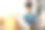 在时尚设计师的现代办公室里，冷静的卷发黑发女人坐在桌子上，手里拿着平板电脑和智能手机。图片下载