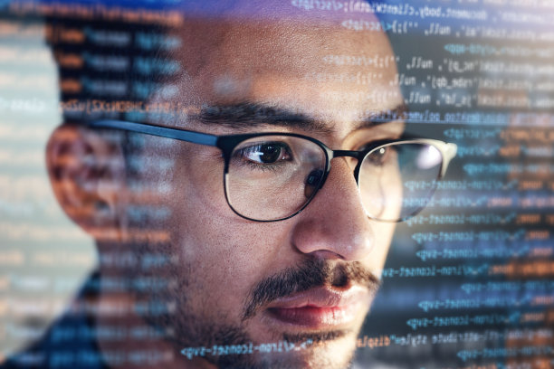 人，面对和编程晚上覆盖或仪表板的代码，恶意软件或软件在办公室。男性，编码员或程序员，在开发后期工作，解决问题或算法图片下载