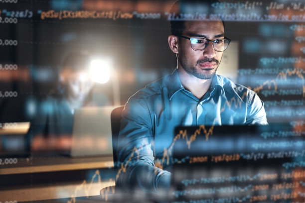 专注于程序员、代码和人，全息和数字软件与网络安全、未来和交易。男性，投资者和雇员与研究，夜间和投资与股票市场图片下载