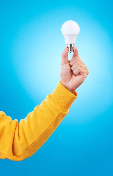 有解决方案，解决问题的计划或策略发展的想法，想法和人的手。蓝色背景的创新，灯泡和工作室模型与创业灵感图片下载