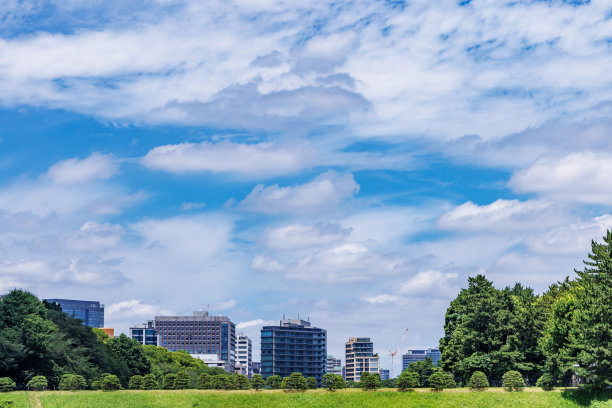 美丽的蓝天和城市建筑图片下载