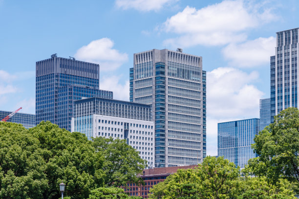 美丽的蓝天和城市建筑图片下载