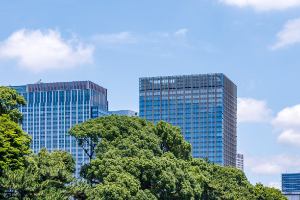 美丽的蓝天和城市建筑图片下载